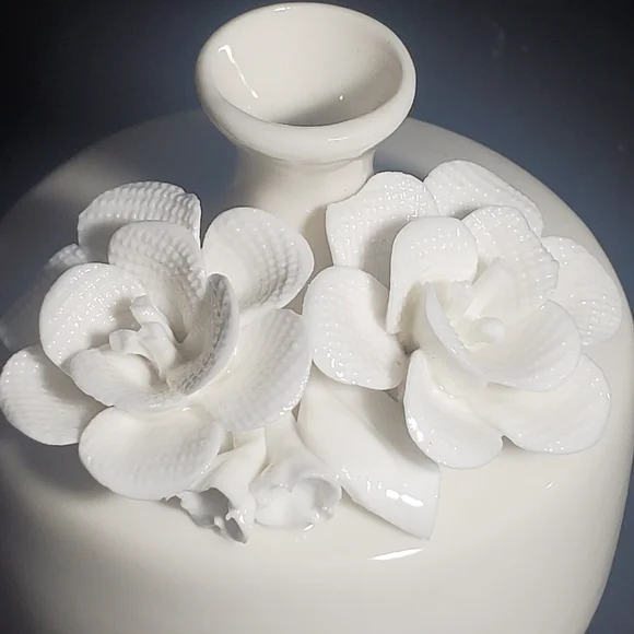 Elegant White Floral Vase - Picture 6 of 8